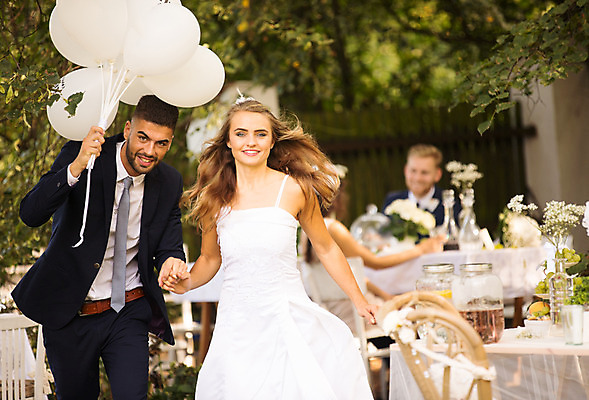 포토 JPG 주간 외국인 나무 백인 커플 여자 남자 신부 신랑 결혼 결혼식 웃음 앉기 상반신 20대 성인 야외 앞모습 아웃포커스 세명 친구 걷기 손잡기 꽃병 체코 풍선 성인만 국내포토 자연요소 서양인 식물 꽃 유럽 뷰포인트 관계 모션 촬영기법 표정 사람 인종 이벤트 청년 파일형식