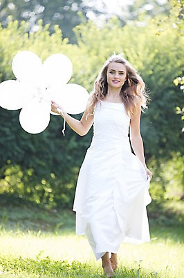 포토 JPG 주간 전신 외국인 나무 백인 여자 결혼 결혼식 한명 웃음 잔디 20대 성인 야외 앞모습 아웃포커스 걷기 체코 풍선 성인여자한명만 국내포토 자연요소 서양인 식물 1 유럽 뷰포인트 모션 촬영기법 표정 사람 인종 이벤트 청년 여자한명만 성인여자만 파일형식