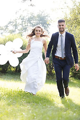 포토 JPG 주간 전신 외국인 나무 백인 부부 커플 여자 남자 결혼 결혼식 웃음 잔디 20대 성인 야외 두명 앞모습 아웃포커스 달리기 손잡기 체코 풍선 성인만 국내포토 자연요소 서양인 식물 유럽 뷰포인트 관계 모션 촬영기법 표정 사람 인종 이벤트 청년 파일형식