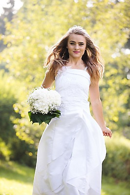 포토 JPG 주간 외국인 나무 백인 여자 부케 결혼 결혼식 한명 웃음 들기 상반신 20대 성인 야외 앞모습 아웃포커스 걷기 체코 성인여자한명만 국내포토 자연요소 서양인 식물 1 유럽 뷰포인트 꽃다발 모션 촬영기법 표정 사람 인종 이벤트 청년 여자한명만 성인여자만 파일형식