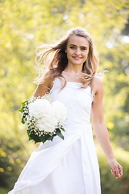 포토 JPG 주간 외국인 나무 백인 여자 부케 결혼 결혼식 한명 웃음 들기 상반신 20대 성인 야외 앞모습 아웃포커스 걷기 체코 성인여자한명만 국내포토 자연요소 서양인 식물 1 유럽 뷰포인트 꽃다발 모션 촬영기법 표정 사람 인종 이벤트 청년 여자한명만 성인여자만 파일형식