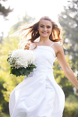 포토 JPG 주간 외국인 나무 백인 여자 부케 결혼 결혼식 한명 웃음 들기 상반신 20대 성인 야외 앞모습 아웃포커스 달리기 체코 성인여자한명만 국내포토 자연요소 서양인 식물 1 유럽 뷰포인트 꽃다발 모션 촬영기법 표정 사람 인종 이벤트 청년 여자한명만 성인여자만 파일형식