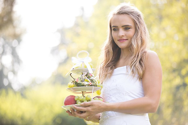 포토 JPG 주간 외국인 나무 백인 접시 여자 음식 결혼 과일 결혼식 한명 서기 웃음 들기 상반신 20대 성인 야외 앞모습 아웃포커스 체코 성인여자한명만 국내포토 자연요소 서양인 식물 1 식기 유럽 뷰포인트 모션 촬영기법 표정 사람 인종 이벤트 청년 여자한명만 성인여자만 파일형식