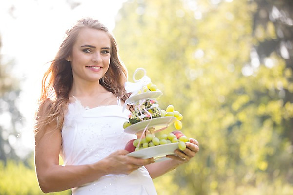 포토 JPG 주간 외국인 나무 백인 접시 여자 음식 결혼 과일 결혼식 한명 서기 웃음 들기 상반신 20대 성인 야외 앞모습 아웃포커스 체코 성인여자한명만 국내포토 자연요소 서양인 식물 1 식기 유럽 뷰포인트 모션 촬영기법 표정 사람 인종 이벤트 청년 여자한명만 성인여자만 파일형식