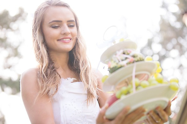 포토 JPG 주간 외국인 나무 백인 접시 여자 음식 결혼 과일 결혼식 한명 서기 웃음 들기 상반신 20대 성인 야외 앞모습 아웃포커스 체코 성인여자한명만 국내포토 자연요소 서양인 식물 1 식기 유럽 뷰포인트 모션 촬영기법 표정 사람 인종 이벤트 청년 여자한명만 성인여자만 파일형식