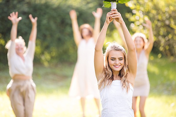 포토 JPG 주간 외국인 나무 백인 여자 부케 결혼 결혼식 서기 웃음 잔디 여러명 상반신 20대 성인 야외 앞모습 아웃포커스 친구 던지기 체코 성인여자만 성인만 국내포토 자연요소 서양인 식물 유럽 뷰포인트 꽃다발 다수 관계 모션 촬영기법 표정 사람 인종 이벤트 청년 여자만 파일형식