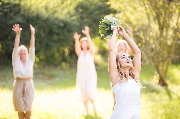 포토 JPG 주간 전신 외국인 나무 백인 여자 부케 결혼 결혼식 서기 웃음 잔디 여러명 상반신 20대 성인 야외 앞모습 아웃포커스 친구 던지기 체코 성인여자만 성인만 국내포토 자연요소 서양인 식물 유럽 뷰포인트 꽃다발 다수 관계 모션 촬영기법 표정 사람 인종 이벤트 청년 여자만 파일형식