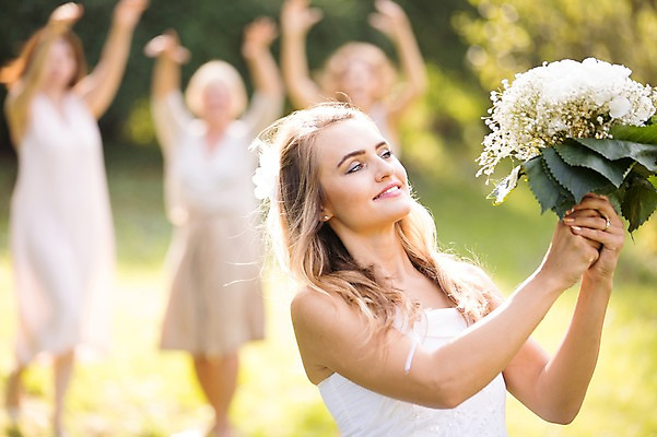 포토 JPG 주간 전신 외국인 나무 백인 여자 부케 결혼 결혼식 서기 웃음 잔디 여러명 상반신 20대 성인 야외 앞모습 아웃포커스 친구 던지기 체코 성인여자만 성인만 국내포토 자연요소 서양인 식물 유럽 뷰포인트 꽃다발 다수 관계 모션 촬영기법 표정 사람 인종 이벤트 청년 여자만 파일형식