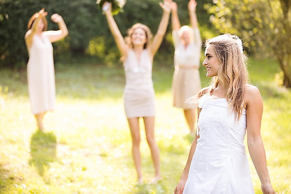 포토 JPG 주간 전신 외국인 나무 백인 여자 부케 결혼 결혼식 서기 웃음 잔디 여러명 상반신 20대 성인 야외 앞모습 아웃포커스 친구 던지기 체코 성인여자만 성인만 국내포토 자연요소 서양인 식물 유럽 뷰포인트 꽃다발 다수 관계 모션 촬영기법 표정 사람 인종 이벤트 청년 여자만 파일형식