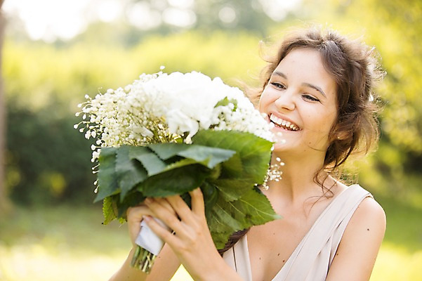 포토 JPG 주간 외국인 나무 백인 여자 부케 결혼 결혼식 한명 서기 웃음 들기 상반신 20대 성인 야외 앞모습 아웃포커스 체코 성인여자한명만 국내포토 자연요소 서양인 식물 1 유럽 뷰포인트 꽃다발 모션 촬영기법 표정 사람 인종 이벤트 청년 여자한명만 성인여자만 파일형식