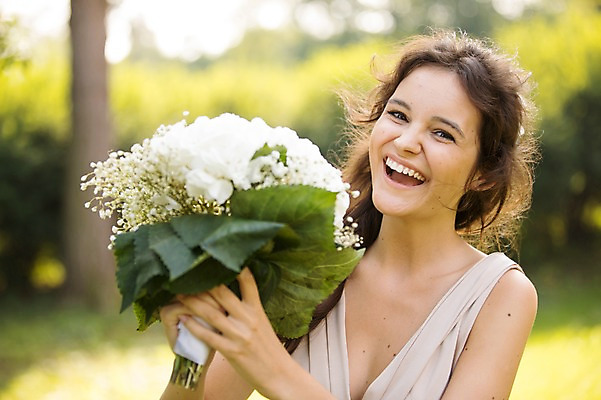 포토 JPG 주간 외국인 나무 백인 여자 부케 결혼 결혼식 한명 서기 웃음 들기 상반신 20대 성인 야외 앞모습 아웃포커스 기쁨 체코 성인여자한명만 국내포토 자연요소 서양인 식물 1 감정 유럽 뷰포인트 꽃다발 모션 촬영기법 표정 사람 인종 이벤트 청년 여자한명만 성인여자만 파일형식