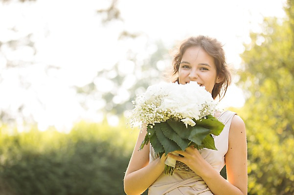 포토 JPG 주간 외국인 나무 백인 여자 부케 결혼 결혼식 한명 서기 웃음 들기 상반신 20대 성인 야외 앞모습 아웃포커스 체코 성인여자한명만 국내포토 자연요소 서양인 식물 1 유럽 뷰포인트 꽃다발 모션 촬영기법 표정 사람 인종 이벤트 청년 여자한명만 성인여자만 파일형식