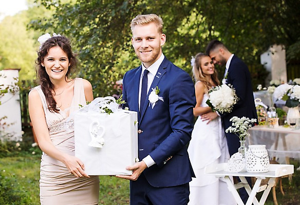 포토 JPG 주간 외국인 나무 백인 부부 커플 여자 남자 신부 신랑 결혼 결혼식 서기 웃음 들기 여러명 상반신 20대 성인 야외 앞모습 옆모습 아웃포커스 친구 선물상자 축하 체코 성인만 국내포토 자연요소 서양인 식물 유럽 뷰포인트 다수 컨셉 관계 모션 촬영기법 표정 선물 사람 인종 이벤트 청년 상자 파일형식