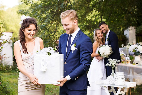 포토 JPG 주간 외국인 나무 백인 부부 커플 여자 남자 신부 신랑 결혼 결혼식 서기 웃음 들기 여러명 상반신 20대 성인 야외 앞모습 옆모습 아웃포커스 친구 선물상자 축하 체코 성인만 국내포토 자연요소 서양인 식물 유럽 뷰포인트 다수 컨셉 관계 모션 촬영기법 표정 선물 사람 인종 이벤트 청년 상자 파일형식