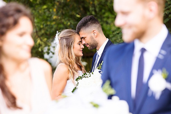 포토 JPG 주간 외국인 나무 백인 부부 커플 여자 남자 신부 신랑 결혼 결혼식 서기 웃음 들기 여러명 상반신 20대 성인 야외 앞모습 옆모습 아웃포커스 친구 선물상자 축하 체코 성인만 국내포토 자연요소 서양인 식물 유럽 뷰포인트 다수 컨셉 관계 모션 촬영기법 표정 선물 사람 인종 이벤트 청년 상자 파일형식