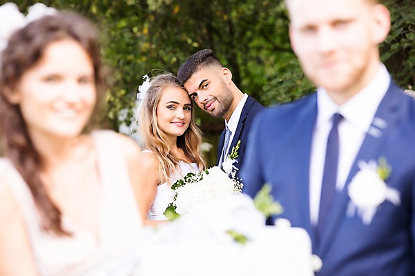 포토 JPG 주간 외국인 나무 백인 부부 커플 여자 남자 신부 신랑 결혼 결혼식 서기 웃음 들기 여러명 상반신 20대 성인 야외 앞모습 옆모습 아웃포커스 친구 선물상자 축하 체코 성인만 국내포토 자연요소 서양인 식물 유럽 뷰포인트 다수 컨셉 관계 모션 촬영기법 표정 선물 사람 인종 이벤트 청년 상자 파일형식