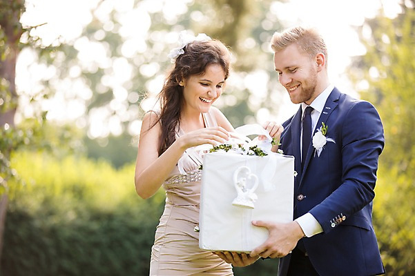 포토 JPG 주간 외국인 백인 부부 커플 여자 남자 결혼 결혼식 서기 웃음 들기 상반신 20대 성인 야외 두명 앞모습 아웃포커스 선물상자 체코 성인만 국내포토 자연요소 서양인 유럽 뷰포인트 관계 모션 촬영기법 표정 선물 사람 인종 이벤트 청년 상자 파일형식