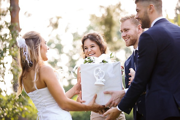 포토 JPG 주간 외국인 나무 백인 부부 커플 여자 남자 신부 신랑 결혼 결혼식 서기 웃음 들기 여러명 상반신 20대 성인 야외 앞모습 옆모습 아웃포커스 친구 선물상자 축하 체코 성인만 국내포토 자연요소 서양인 식물 유럽 뷰포인트 다수 컨셉 관계 모션 촬영기법 표정 선물 사람 인종 이벤트 청년 상자 파일형식