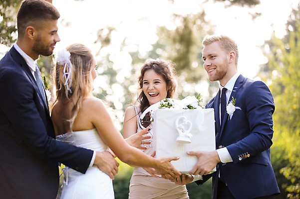 포토 JPG 주간 외국인 나무 백인 부부 커플 여자 남자 신부 신랑 결혼 결혼식 서기 웃음 들기 여러명 상반신 20대 성인 야외 앞모습 옆모습 아웃포커스 친구 선물상자 축하 체코 성인만 국내포토 자연요소 서양인 식물 유럽 뷰포인트 다수 컨셉 관계 모션 촬영기법 표정 선물 사람 인종 이벤트 청년 상자 파일형식