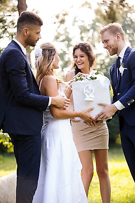 포토 JPG 주간 외국인 나무 백인 부부 커플 여자 남자 신부 신랑 결혼 결혼식 서기 웃음 들기 여러명 상반신 20대 성인 야외 앞모습 옆모습 아웃포커스 친구 선물상자 축하 체코 성인만 국내포토 자연요소 서양인 식물 유럽 뷰포인트 다수 컨셉 관계 모션 촬영기법 표정 선물 사람 인종 이벤트 청년 상자 파일형식