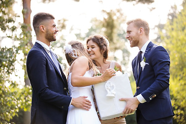포토 JPG 주간 외국인 나무 백인 부부 커플 여자 남자 신부 신랑 결혼 안기 포옹 결혼식 서기 웃음 들기 여러명 상반신 20대 성인 야외 앞모습 옆모습 아웃포커스 친구 선물상자 축하 체코 성인만 국내포토 자연요소 서양인 식물 유럽 뷰포인트 다수 컨셉 관계 모션 촬영기법 표정 선물 사람 인종 이벤트 청년 상자 파일형식