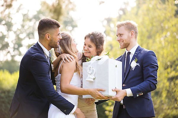 포토 JPG 주간 외국인 나무 백인 부부 커플 여자 남자 신부 신랑 결혼 안기 결혼식 서기 웃음 들기 여러명 상반신 20대 성인 야외 앞모습 옆모습 아웃포커스 친구 선물상자 축하 체코 성인만 국내포토 자연요소 서양인 식물 유럽 뷰포인트 다수 컨셉 관계 모션 촬영기법 표정 선물 사람 인종 이벤트 청년 상자 파일형식