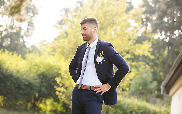 포토 JPG 주간 외국인 나무 백인 응시 남자 허리손 결혼 결혼식 한명 서기 상반신 20대 성인 야외 옆모습 아웃포커스 체코 성인남자한명만 국내포토 자연요소 서양인 식물 1 시선 유럽 뷰포인트 포즈 모션 촬영기법 사람 인종 이벤트 청년 남자한명만 성인남자만 파일형식