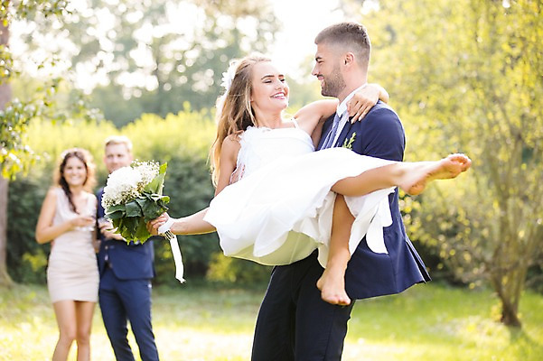 포토 JPG 주간 전신 외국인 나무 백인 부부 커플 응시 여자 남자 부케 결혼 안기 결혼식 서기 웃음 잔디 여러명 상반신 20대 성인 야외 앞모습 옆모습 아웃포커스 친구 축하 체코 성인만 국내포토 자연요소 서양인 식물 시선 유럽 뷰포인트 꽃다발 다수 컨셉 관계 모션 촬영기법 표정 사람 인종 이벤트 청년 파일형식
