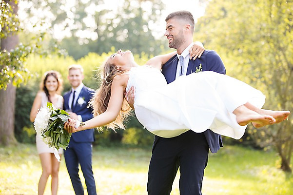 포토 JPG 주간 전신 외국인 나무 백인 부부 커플 응시 여자 남자 부케 결혼 안기 결혼식 서기 웃음 잔디 여러명 상반신 20대 성인 야외 앞모습 옆모습 아웃포커스 친구 축하 체코 성인만 국내포토 자연요소 서양인 식물 시선 유럽 뷰포인트 꽃다발 다수 컨셉 관계 모션 촬영기법 표정 사람 인종 이벤트 청년 파일형식