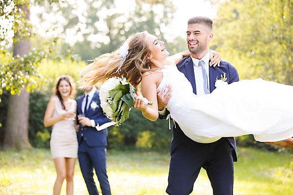 포토 JPG 주간 외국인 나무 백인 부부 커플 응시 여자 남자 부케 결혼 안기 결혼식 서기 웃음 잔디 여러명 상반신 20대 성인 야외 앞모습 옆모습 아웃포커스 친구 축하 체코 성인만 국내포토 자연요소 서양인 식물 시선 유럽 뷰포인트 꽃다발 다수 컨셉 관계 모션 촬영기법 표정 사람 인종 이벤트 청년 파일형식