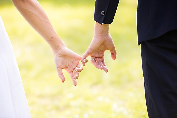 포토 JPG 주간 외국인 백인 손 부부 커플 여자 남자 결혼 결혼식 서기 잔디 상반신 20대 성인 야외 두명 아웃포커스 신체부위 약속 체코 성인만 국내포토 자연요소 서양인 식물 유럽 관계 모션 촬영기법 사람 인종 이벤트 청년 파일형식