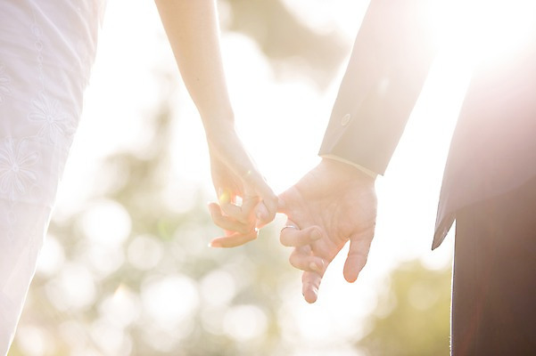 포토 JPG 주간 외국인 백인 손 부부 커플 여자 남자 결혼 결혼식 서기 상반신 20대 성인 야외 두명 아웃포커스 신체부위 약속 체코 성인만 국내포토 자연요소 서양인 유럽 관계 모션 촬영기법 사람 인종 이벤트 청년 파일형식