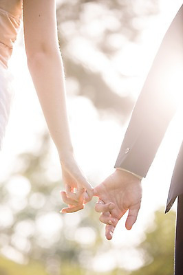 포토 JPG 주간 외국인 백인 손 부부 커플 여자 남자 결혼 결혼식 서기 상반신 20대 성인 야외 두명 아웃포커스 신체부위 약속 체코 성인만 국내포토 자연요소 서양인 유럽 관계 모션 촬영기법 사람 인종 이벤트 청년 파일형식