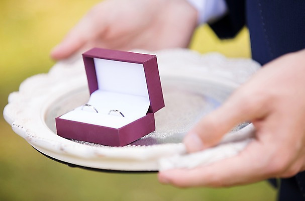 포토 JPG 주간 외국인 백인 손 남자 결혼 결혼식 한명 들기 상반신 20대 성인 야외 아웃포커스 신체부위 반지 결혼반지 체코 반지케이스 성인남자한명만 국내포토 자연요소 서양인 1 유럽 장신구 모션 촬영기법 사람 인종 이벤트 청년 보관함 남자한명만 성인남자만 파일형식