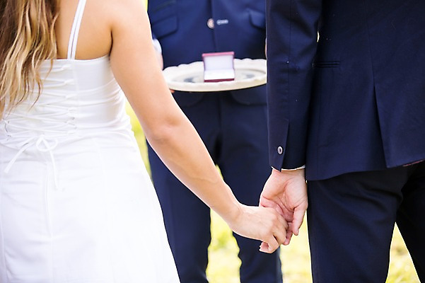 포토 JPG 주간 외국인 백인 커플 여자 남자 신부 신랑 결혼 결혼식 서기 들기 상반신 20대 성인 야외 아웃포커스 세명 친구 손잡기 결혼반지 체코 성인만 국내포토 자연요소 서양인 유럽 관계 모션 촬영기법 사람 인종 이벤트 청년 반지 파일형식