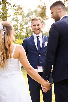 포토 JPG 주간 외국인 백인 커플 응시 여자 남자 신부 신랑 결혼 결혼식 서기 웃음 들기 상반신 20대 성인 야외 앞모습 아웃포커스 세명 친구 손잡기 결혼반지 체코 성인만 국내포토 자연요소 서양인 시선 유럽 뷰포인트 관계 모션 촬영기법 표정 사람 인종 이벤트 청년 반지 파일형식