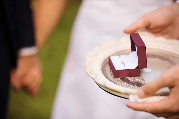 포토 JPG 주간 외국인 백인 손 커플 여자 남자 신부 신랑 결혼 결혼식 서기 들기 상반신 20대 성인 야외 아웃포커스 신체부위 세명 친구 손잡기 결혼반지 체코 성인만 국내포토 자연요소 서양인 유럽 관계 모션 촬영기법 사람 인종 이벤트 청년 반지 파일형식