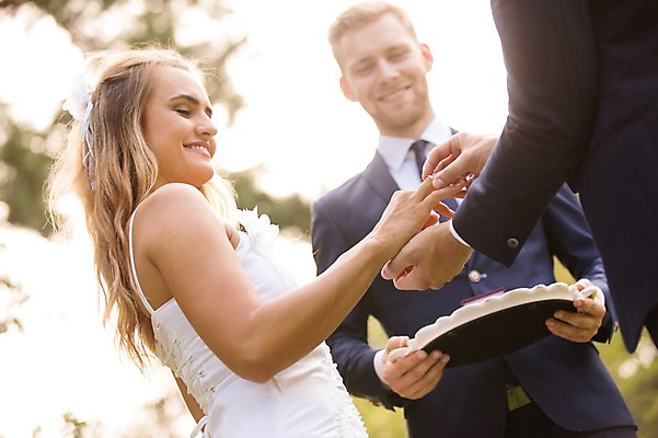 포토 JPG 주간 외국인 백인 커플 응시 여자 남자 신부 신랑 결혼 결혼식 서기 웃음 들기 상반신 20대 성인 야외 앞모습 옆모습 아웃포커스 세명 친구 결혼반지 체코 성인만 국내포토 자연요소 서양인 시선 유럽 뷰포인트 관계 모션 촬영기법 표정 사람 인종 이벤트 청년 반지 파일형식