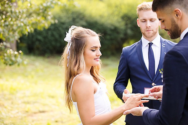 포토 JPG 주간 외국인 백인 커플 응시 여자 남자 신부 신랑 결혼 결혼식 서기 웃음 들기 상반신 20대 성인 야외 앞모습 옆모습 아웃포커스 세명 친구 결혼반지 체코 성인만 국내포토 자연요소 서양인 시선 유럽 뷰포인트 관계 모션 촬영기법 표정 사람 인종 이벤트 청년 반지 파일형식