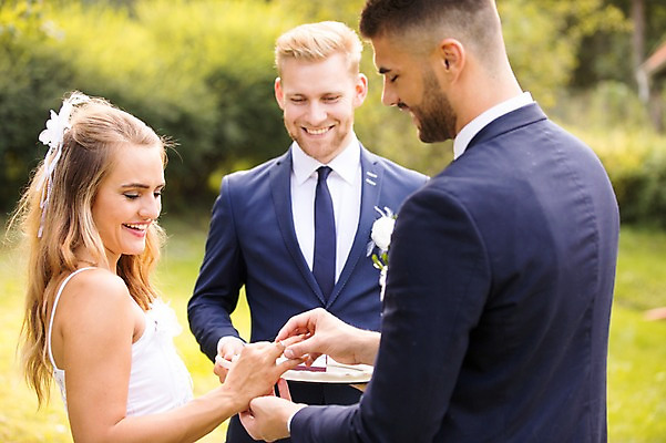 포토 JPG 주간 외국인 백인 커플 응시 여자 남자 신부 신랑 결혼 결혼식 서기 웃음 들기 상반신 20대 성인 야외 앞모습 옆모습 아웃포커스 세명 친구 결혼반지 체코 성인만 국내포토 자연요소 서양인 시선 유럽 뷰포인트 관계 모션 촬영기법 표정 사람 인종 이벤트 청년 반지 파일형식