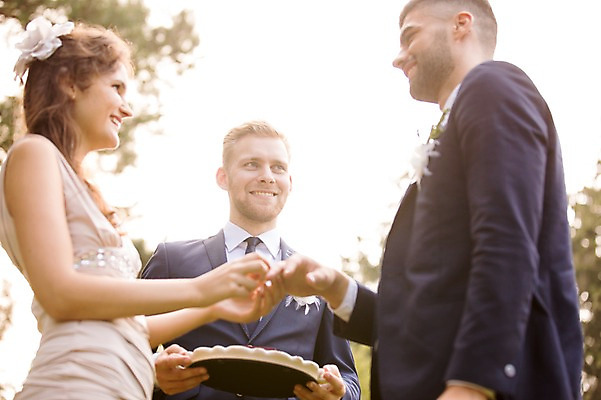 포토 JPG 주간 외국인 백인 커플 응시 여자 남자 신부 로우앵글 신랑 결혼 결혼식 서기 웃음 들기 상반신 20대 성인 야외 앞모습 옆모습 아웃포커스 세명 친구 결혼반지 체코 성인만 국내포토 자연요소 서양인 시선 유럽 뷰포인트 관계 모션 촬영기법 표정 사람 인종 이벤트 청년 반지 파일형식