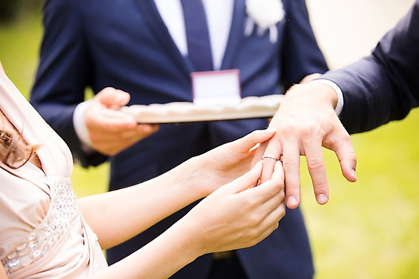 포토 JPG 주간 외국인 백인 손 커플 여자 남자 신부 신랑 결혼 결혼식 서기 들기 상반신 20대 성인 야외 앞모습 옆모습 아웃포커스 신체부위 세명 친구 결혼반지 체코 성인만 국내포토 자연요소 서양인 유럽 뷰포인트 관계 모션 촬영기법 사람 인종 이벤트 청년 반지 파일형식