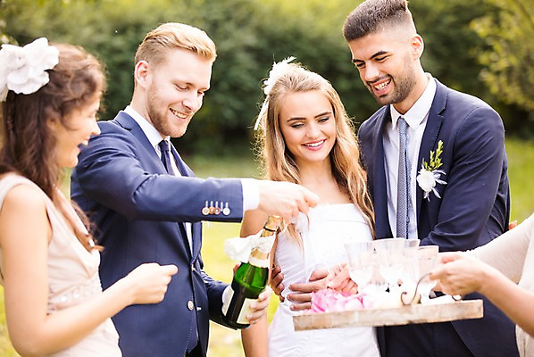 포토 JPG 주간 외국인 백인 부부 커플 응시 여자 남자 결혼 결혼식 쟁반 서기 웃음 들기 여러명 상반신 20대 성인 야외 앞모습 옆모습 아웃포커스 친구 축하 샴페인 샴페인잔 체코 성인만 국내포토 자연요소 서양인 시선 유럽 뷰포인트 다수 컨셉 술잔 관계 모션 주류 촬영기법 표정 사람 인종 이벤트 청년 파일형식