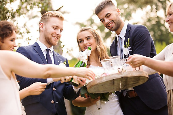 포토 JPG 주간 외국인 나무 백인 부부 커플 응시 여자 남자 로우앵글 결혼 결혼식 쟁반 서기 웃음 들기 여러명 상반신 20대 성인 야외 앞모습 옆모습 아웃포커스 친구 축하 샴페인 샴페인잔 체코 성인만 국내포토 자연요소 서양인 식물 시선 유럽 뷰포인트 다수 컨셉 술잔 관계 모션 주류 촬영기법 표정 사람 인종 이벤트 청년 파일형식