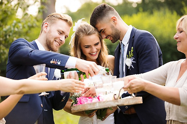 포토 JPG 주간 외국인 나무 백인 부부 커플 응시 여자 남자 결혼 결혼식 쟁반 서기 웃음 들기 여러명 상반신 20대 성인 야외 앞모습 옆모습 아웃포커스 친구 축하 샴페인 샴페인잔 체코 성인만 국내포토 자연요소 서양인 식물 시선 유럽 뷰포인트 다수 컨셉 술잔 관계 모션 주류 촬영기법 표정 사람 인종 이벤트 청년 파일형식