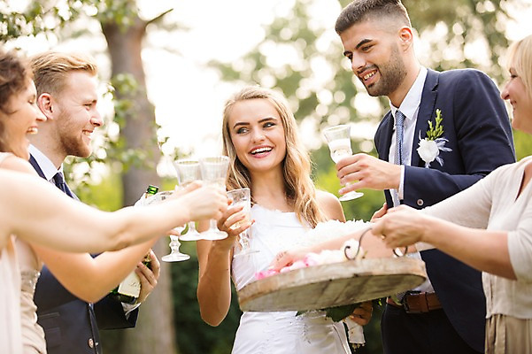 포토 JPG 주간 외국인 나무 백인 부부 커플 응시 여자 남자 결혼 결혼식 쟁반 서기 웃음 들기 여러명 상반신 20대 성인 야외 앞모습 옆모습 아웃포커스 친구 축하 샴페인 건배 샴페인잔 체코 성인만 국내포토 자연요소 서양인 식물 시선 유럽 뷰포인트 다수 컨셉 술잔 관계 모션 주류 촬영기법 표정 사람 인종 이벤트 청년 파일형식