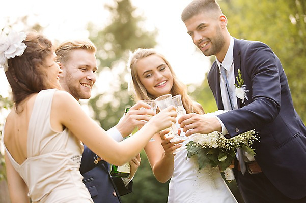 포토 JPG 주간 외국인 백인 부부 커플 응시 여자 남자 결혼 결혼식 서기 웃음 들기 여러명 상반신 20대 성인 야외 앞모습 옆모습 아웃포커스 친구 축하 샴페인 건배 샴페인잔 체코 성인만 국내포토 자연요소 서양인 시선 유럽 뷰포인트 다수 컨셉 술잔 관계 모션 주류 촬영기법 표정 사람 인종 이벤트 청년 파일형식