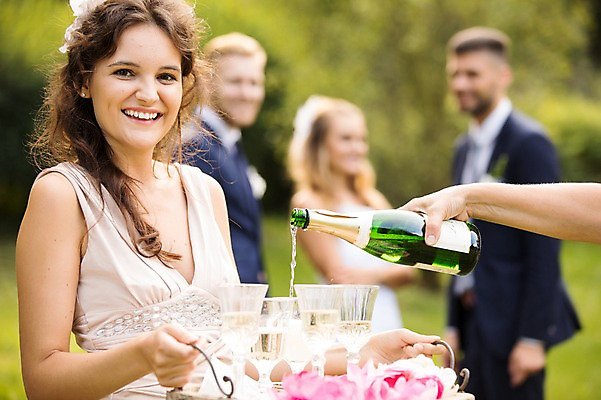 포토 JPG 주간 외국인 백인 손 부부 커플 응시 여자 남자 결혼 결혼식 쟁반 서기 웃음 들기 여러명 상반신 20대 성인 야외 옆모습 아웃포커스 신체부위 친구 와인 축하 샴페인 샴페인잔 체코 성인만 국내포토 자연요소 서양인 시선 유럽 뷰포인트 다수 컨셉 술잔 관계 모션 주류 촬영기법 표정 사람 인종 이벤트 청년 파일형식