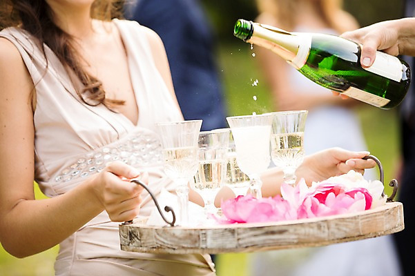 포토 JPG 주간 외국인 백인 여자 남자 꽃 신부 신랑 결혼 결혼식 쟁반 서기 들기 여러명 상반신 20대 성인 야외 앞모습 아웃포커스 친구 샴페인 샴페인잔 체코 성인만 국내포토 자연요소 서양인 식물 유럽 뷰포인트 다수 술잔 관계 모션 주류 촬영기법 사람 인종 이벤트 청년 파일형식