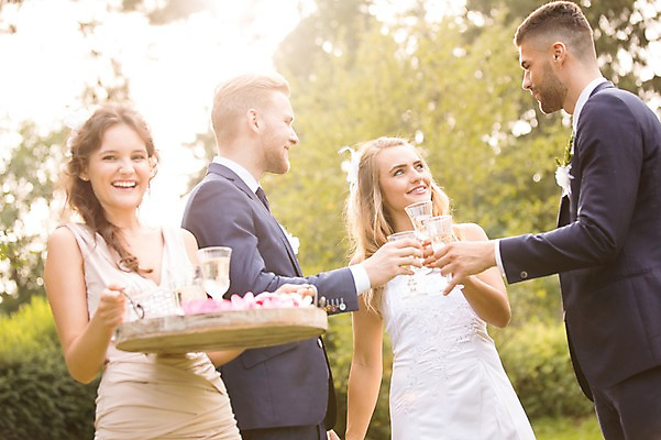 포토 JPG 주간 외국인 나무 백인 부부 커플 응시 여자 남자 결혼 결혼식 쟁반 서기 웃음 들기 여러명 상반신 20대 성인 야외 앞모습 옆모습 아웃포커스 친구 축하 샴페인 건배 샴페인잔 체코 성인만 국내포토 자연요소 서양인 식물 시선 유럽 뷰포인트 다수 컨셉 술잔 관계 모션 주류 촬영기법 표정 사람 인종 이벤트 청년 파일형식